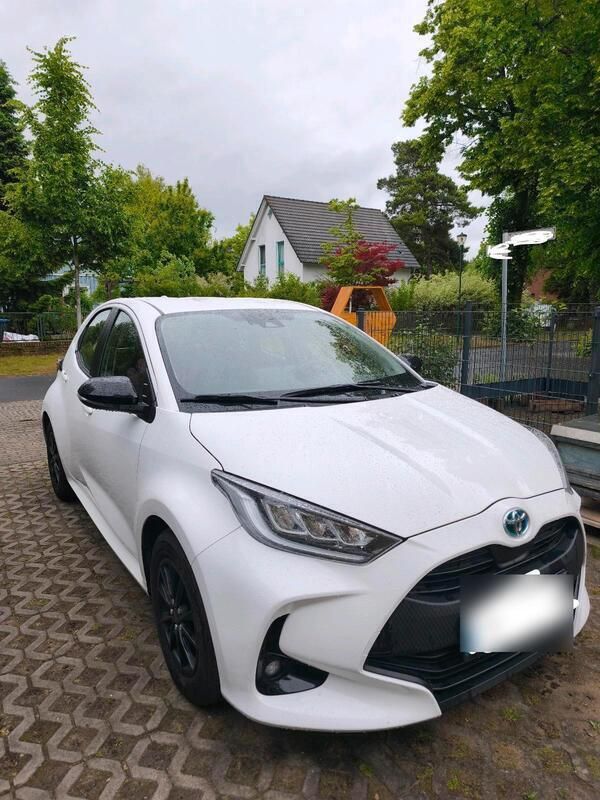 Weiß Gebraucht 2023 Toyota Yaris Hybrid Team Kleinwagen | 19.299 € (Guter Preis) - Bild 1/4