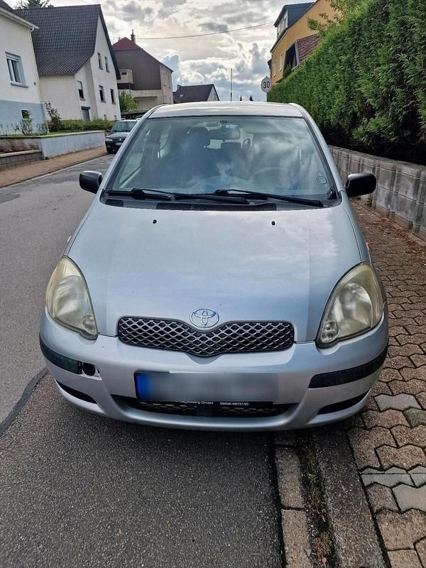 Silber Gebraucht 2003 Toyota Yaris Kleinwagen | 1.299 € (Fairer Preis) - Bild 1/4