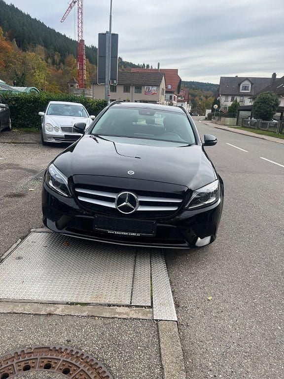 Schwarz Gebraucht 2018 Mercedes C200 Kombi | 20.400 € (Fairer Preis) - Bild 1/4