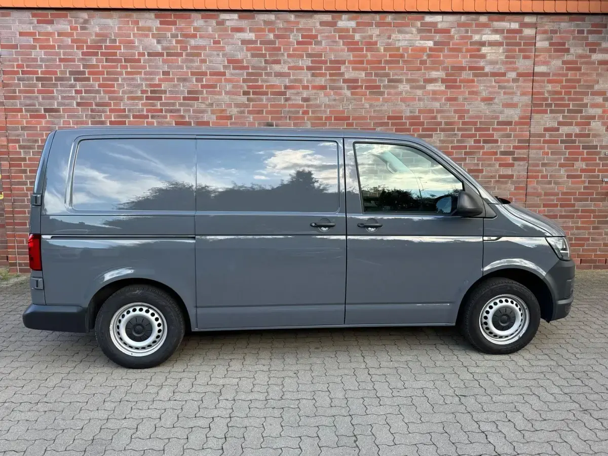 Gebraucht VW Transporter 102 PS (75 kW) 2016 Grau Van