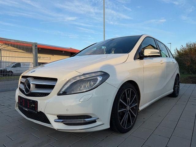 Weiß Gebraucht 2013 Mercedes B250 Sport Van / Kleinbus | 10.999 € (Superpreis) - Bild 1/4