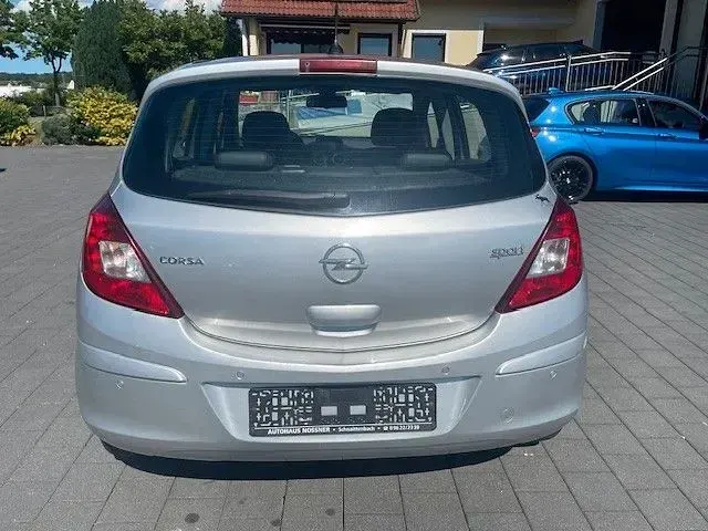 Usado Opel Corsa Innovation 101 CV (74 kW) 2011 Plateado Utilitario