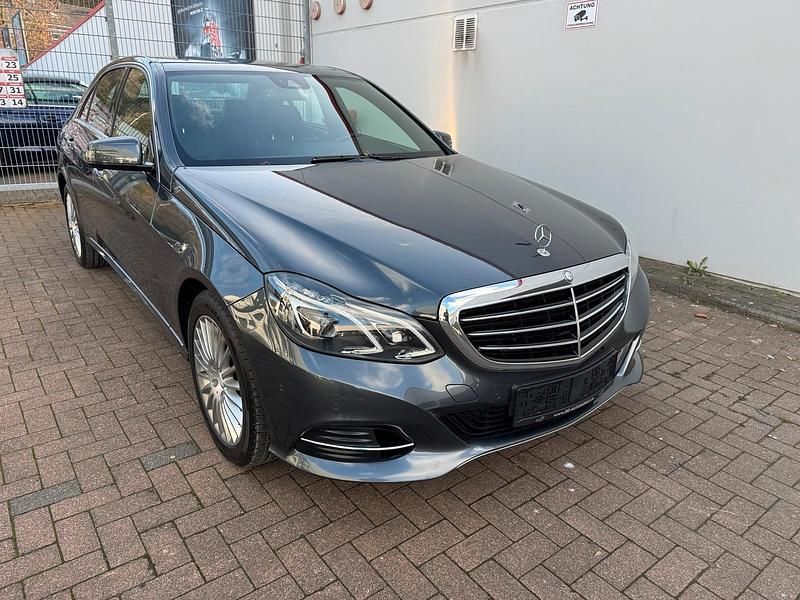 Grau Gebraucht 2013 Mercedes E200 Limousine | 12.450 € (Fairer Preis) - Bild 1/4