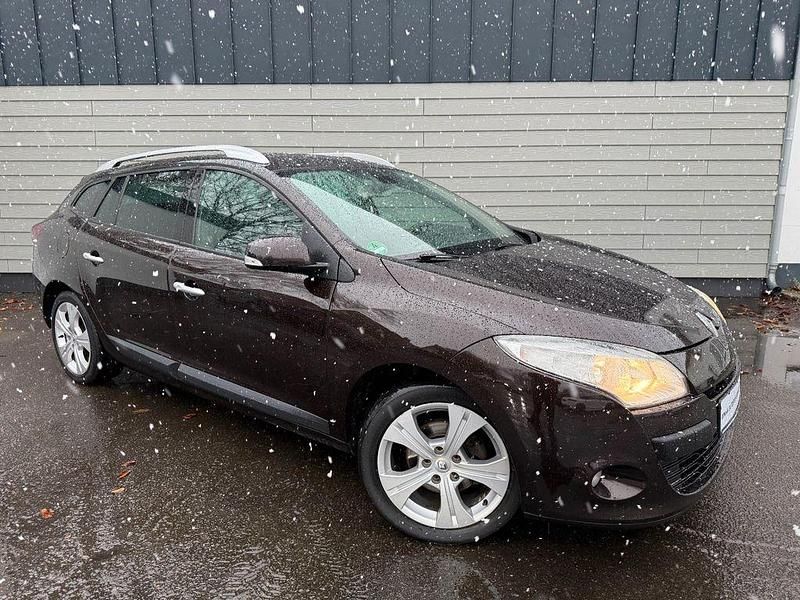 Braun Gebraucht 2011 Renault Mégane III Dynamique Limousine | 5.550 € (Teuer) - Bild 1/4