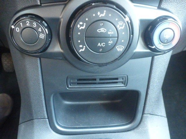 Gebraucht Ford Fiesta 75 PS (55 kW) 2013 Weiß Kleinwagen