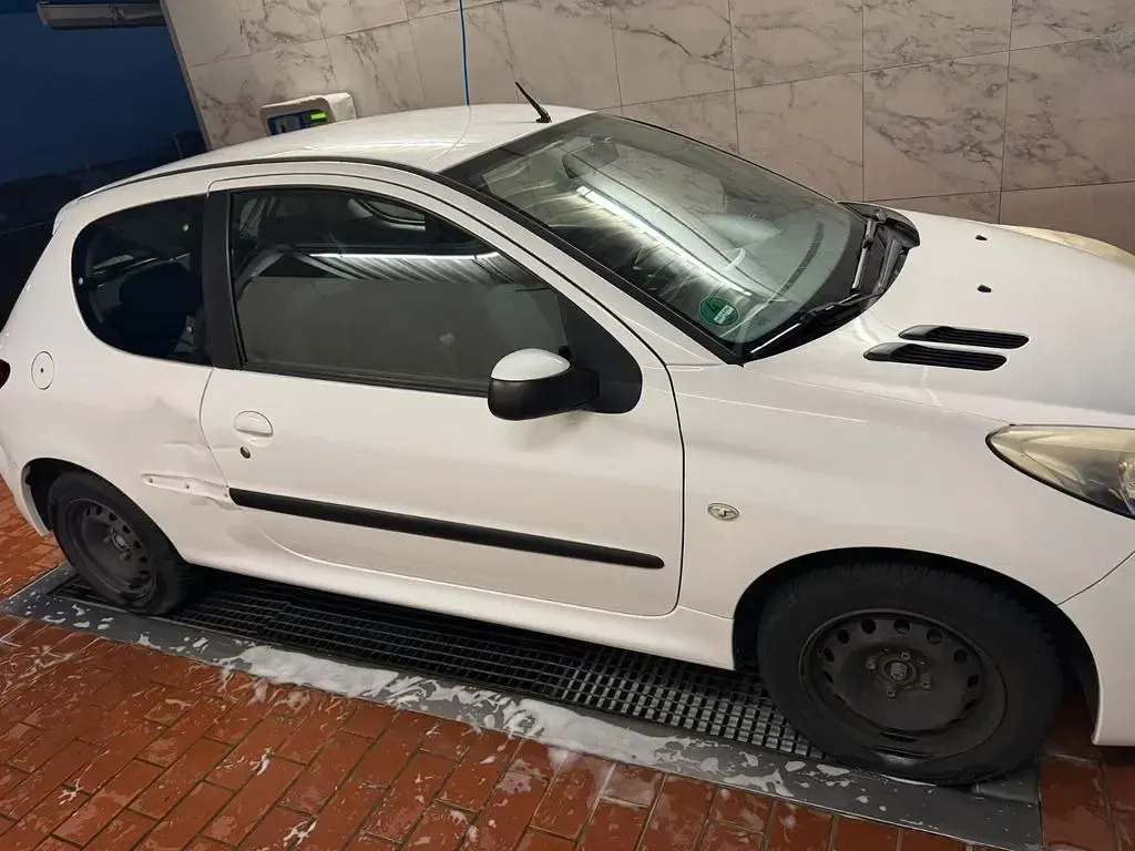 Gebraucht Peugeot 206+ 60 PS (44 kW) 2011 Weiß Kleinwagen