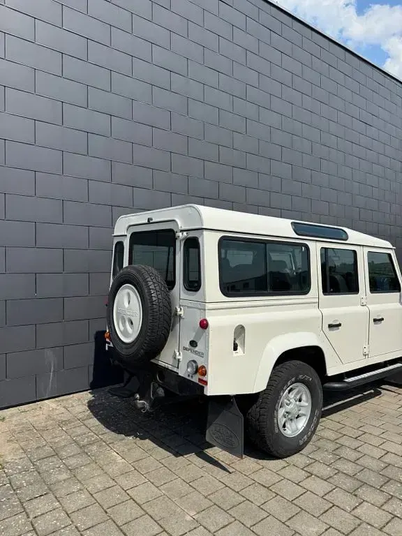 Gebraucht Land Rover Defender 122 PS (89 kW) 2010 Weiß Kombi