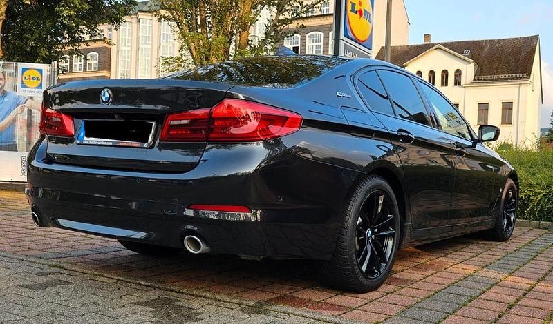 Grau Gebraucht 2018 BMW 530e Limousine | 29.300 € (Teuer) - Bild 1/4