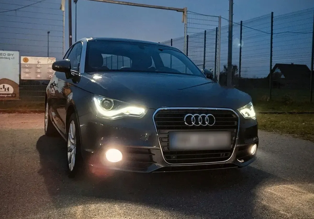 Gebraucht Audi A1 Ambition 122 PS (89 kW) 2012 Grau Kleinwagen