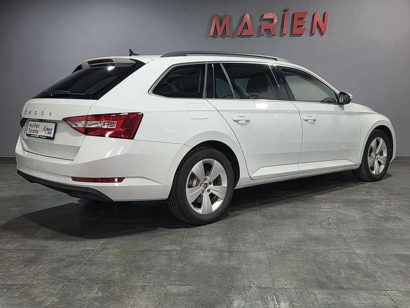 Używany Skoda Superb 200 KM (147 kW) 2022 Biały Sedan/Limuzyna