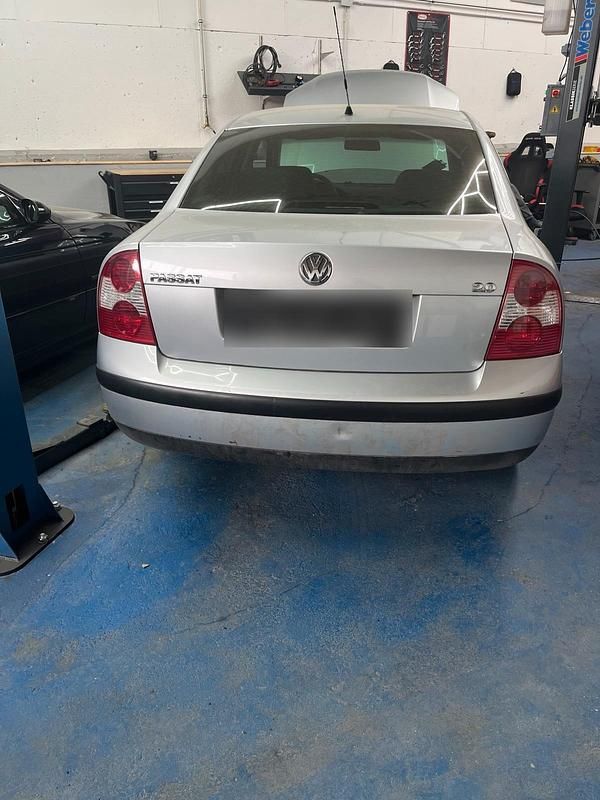 Second-hand VW Passat 114 CP (83 kW) 2002 Argintiu Berlinǎ