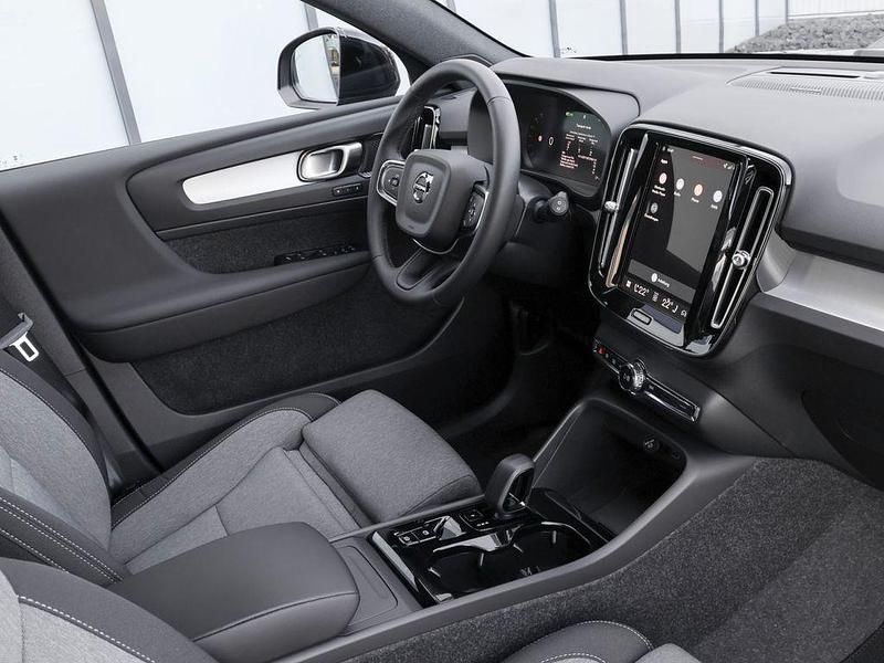 Neu Volvo XC40 Plus 163 PS (119 kW) 2026 Onyx black / metallic SUV
