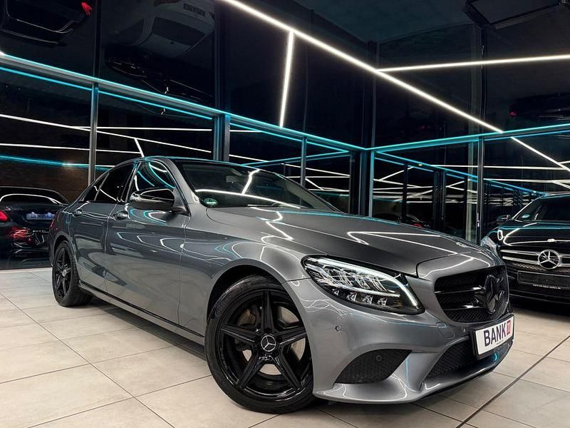 Grau Gebraucht 2018 Mercedes C300 Limousine | 22.990 € (Fairer Preis) - Bild 1/4