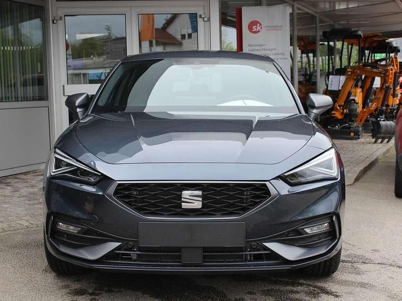 Neu Seat Leon FR 150 PS (110 kW) 2025 Grau (magnetic grau) grau (stoff) Limousine