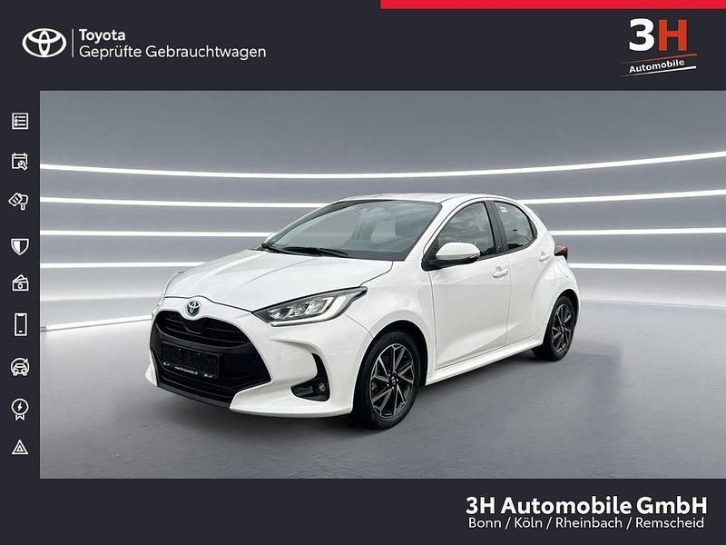 Schneeweiß Gebraucht 2023 Toyota Yaris Hybrid Basis Limousine | 21.990 € (Fairer Preis) - Bild 1/4