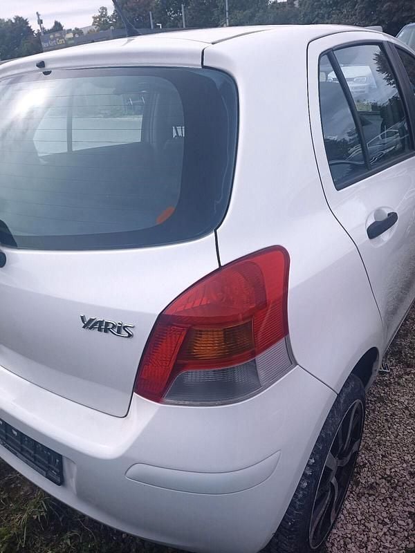 Weiß Gebraucht 2009 Toyota Yaris Kleinwagen | 2.800 € (Fairer Preis) - Bild 1/4