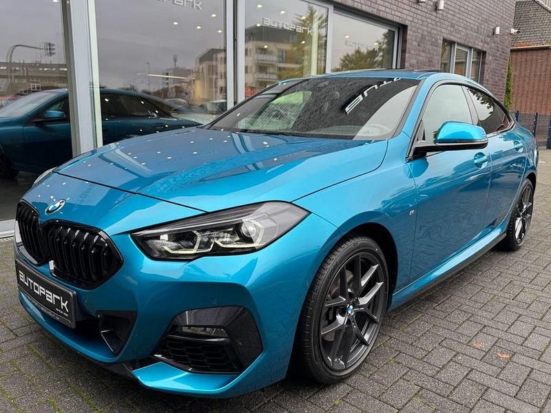 Snapper rocks blue (metallic) Gebraucht 2024 BMW 218 Sport Line Limousine | 27.900 € (Fairer Preis) - Bild 1/4