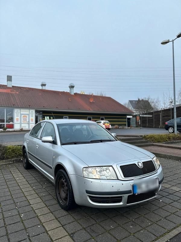 Grau Gebraucht 2004 Skoda Superb Limousine | 900 € (Superpreis) - Bild 1/4