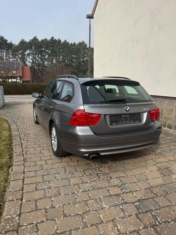 Gebraucht BMW 318 143 PS (105 kW) 2009 Grau Kombi
