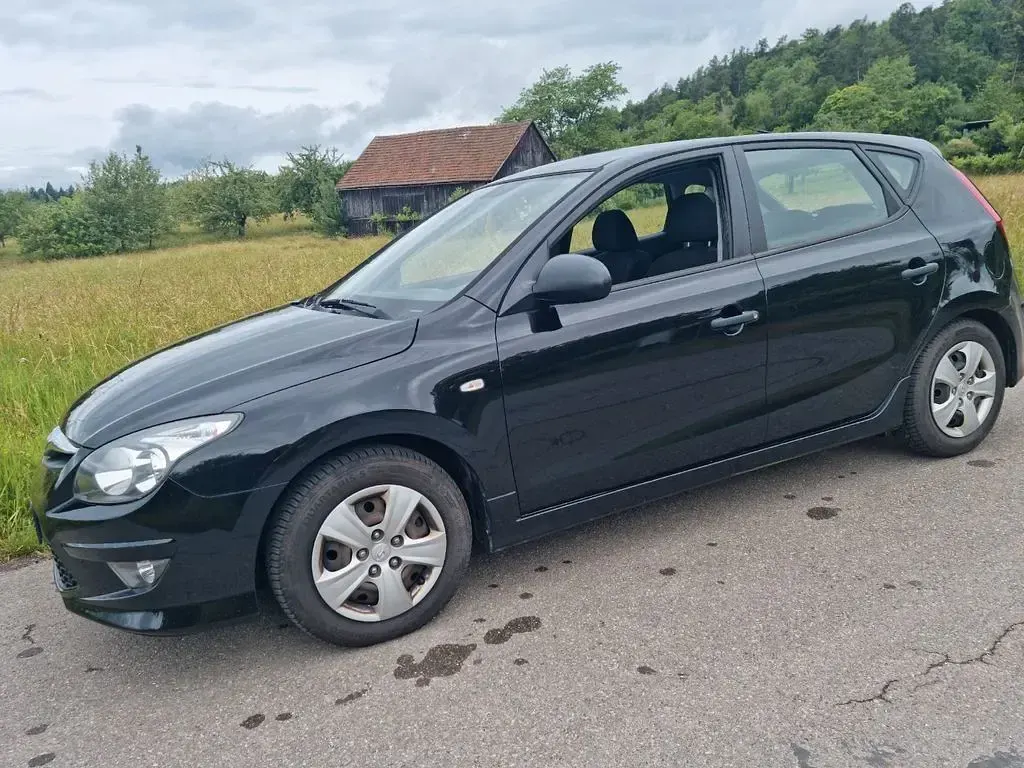 Gebraucht Hyundai i30 90 PS (66 kW) 2012 Schwarz Limousine