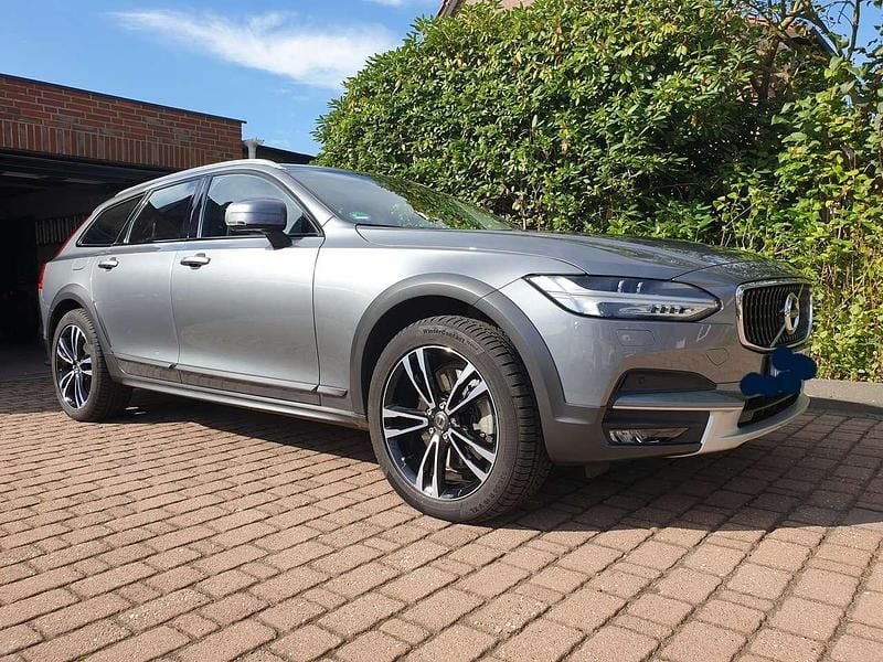 Silber Gebraucht 2018 Volvo V90 CC Pro Kombi | 30.900 € (Guter Preis) - Bild 1/4