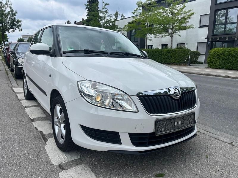 Weiß Gebraucht 2010 Skoda Fabia Style Kleinwagen | 3.250 € (Fairer Preis) - Bild 1/4