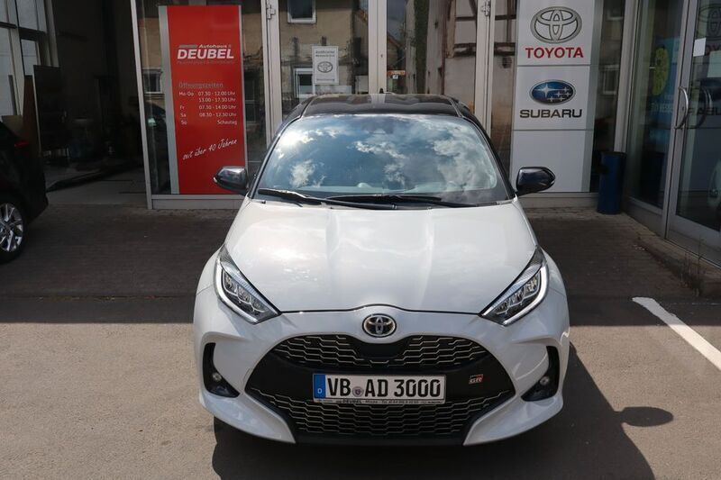 Grau Gebraucht 2023 Toyota Yaris Sport Limousine | 24.950 € - Bild 1/4