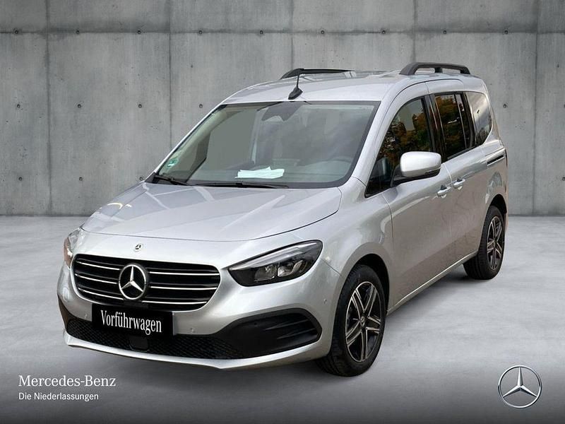 Gebraucht Mercedes T180 Progressive 131 PS (96 kW) 2025 Silber Van / Kleinbus