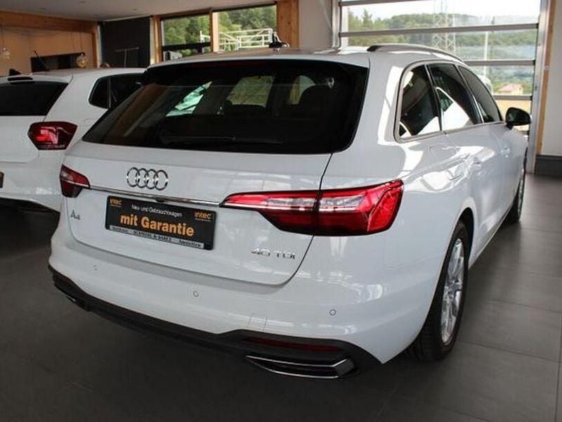 Gebraucht Audi A4 Basis 204 PS (150 kW) 2022 Weiß Kombi