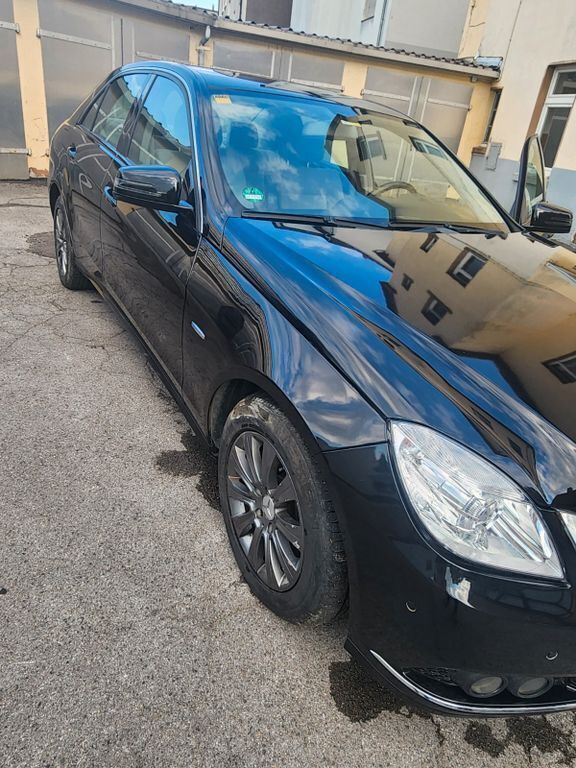 Schwarz Gebraucht 2010 Mercedes E300 Avantgarde Limousine | 10.500 € (Guter Preis) - Bild 1/4