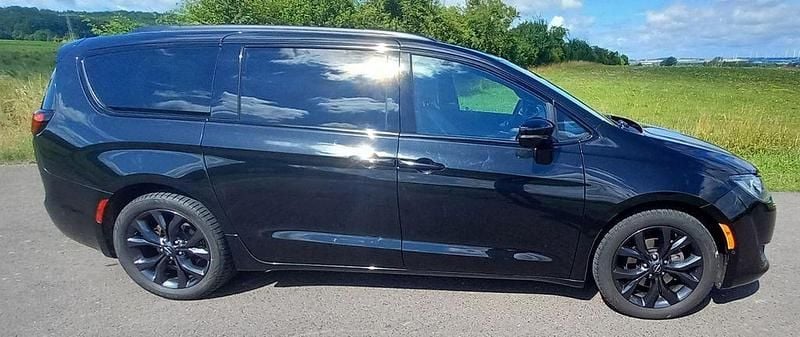 Schwarz Gebraucht 2018 Chrysler Pacifica Limited SUV | 34.999 € (Teuer) - Bild 1/4