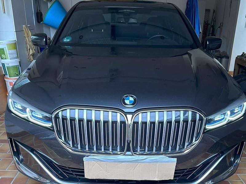 Grau Gebraucht 2021 BMW 730 Sport Line Limousine | 49.500 € (Superpreis) - Bild 1/4