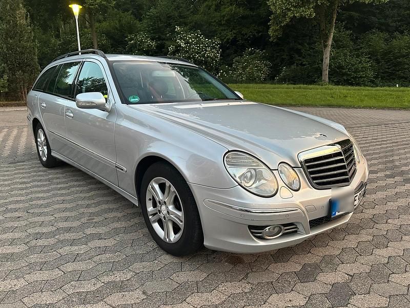 Silber Gebraucht 2007 Mercedes 220 Avantgarde Kombi | 5.750 € - Bild 1/4
