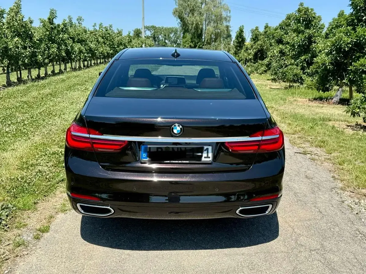 Gebraucht BMW 750 Executive 400 PS (294 kW) 2017 Braun Limousine
