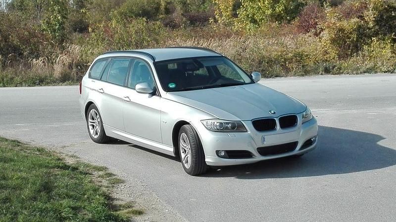 Silber Gebraucht 2010 BMW 318 Comfort Edition Kombi | 5.350 € (Fairer Preis) - Bild 1/4