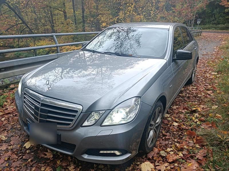Grau Gebraucht 2010 Mercedes 190 Avantgarde Limousine | 8.500 € - Bild 1/4