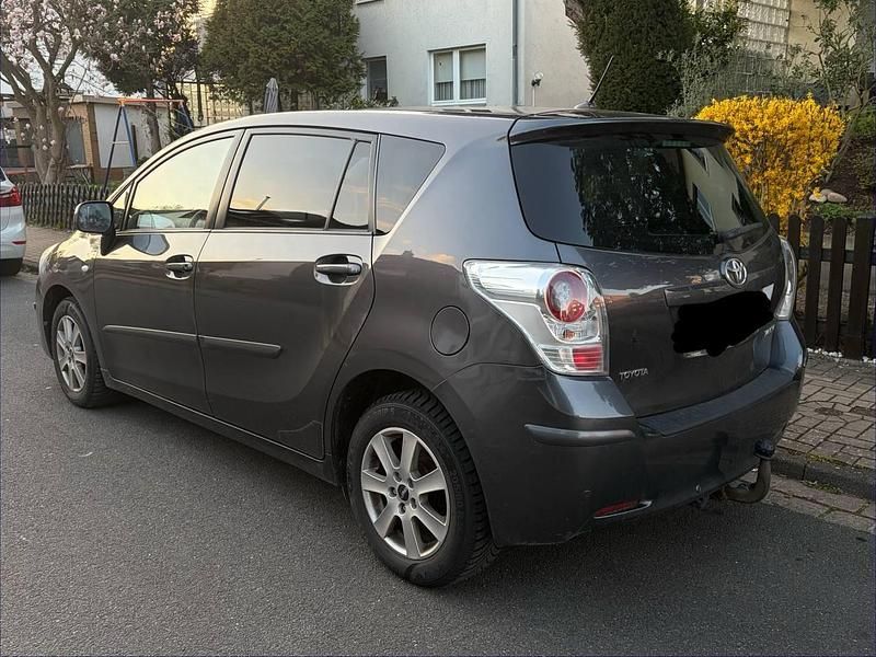 Gebraucht Toyota Verso 126 PS (92 kW) 2012 Grau Van / Kleinbus