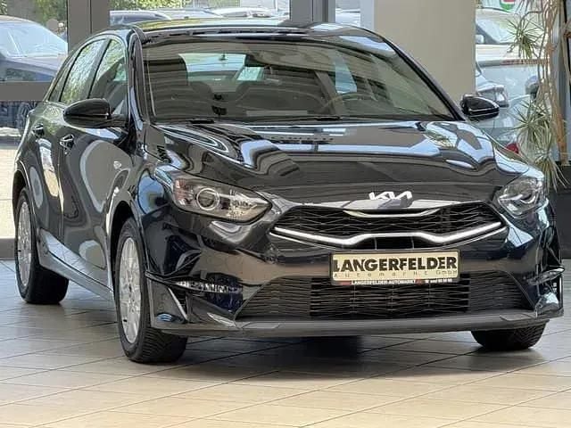 1k zilinaschwarz met. Gebraucht 2022 Kia Ceed Vision Limousine | 18.500 € (Fairer Preis) - Bild 1/4