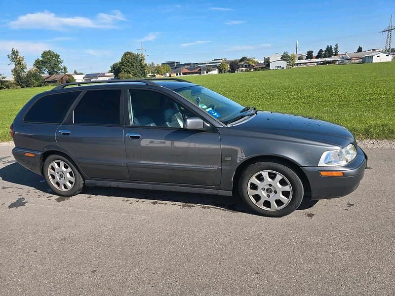 Grau Gebraucht 2004 Volvo V40 Kombi | 1.200 € (Fairer Preis) - Bild 1/4