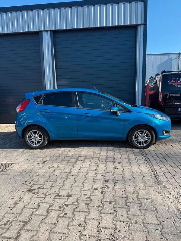 Gebraucht Ford Fiesta 95 PS (69 kW) 2013 Blau Kleinwagen