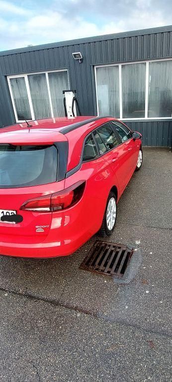 Rot Gebraucht 2016 Opel Astra Edition Kombi | 6.000 € (Guter Preis) - Bild 1/4