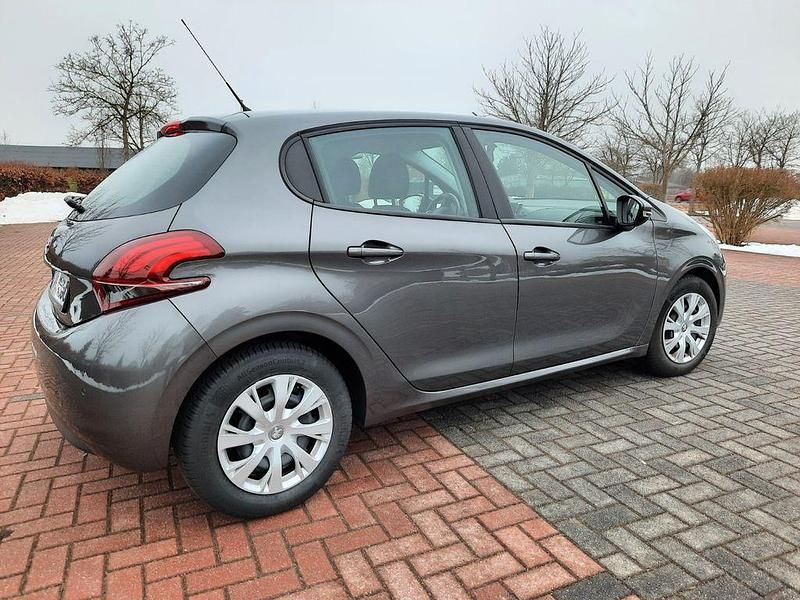 Gebraucht Peugeot 208 Active 83 PS (61 kW) 2017 Grau Kleinwagen