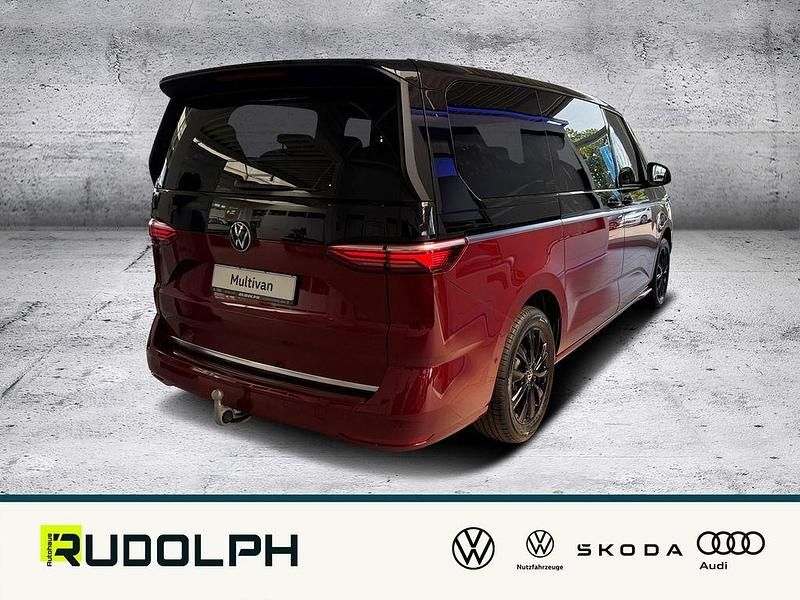 Second-hand VW Multivan Style 150 CP (110 kW) 2025 Roșu Monovolum