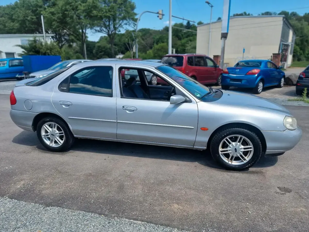 Usado Ford Mondeo 90 CV (66 kW) 1997 Plateado Berlina