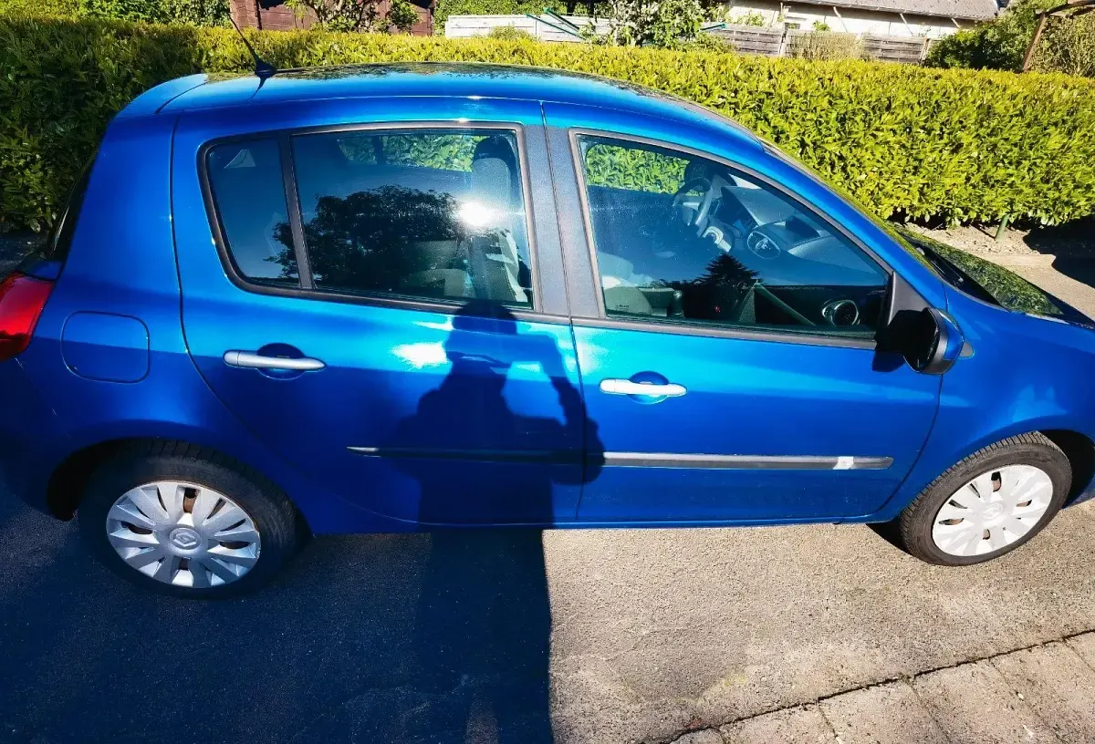 Używany Renault Clio II Expression 75 KM (55 kW) 2010 Niebieski Hatchback