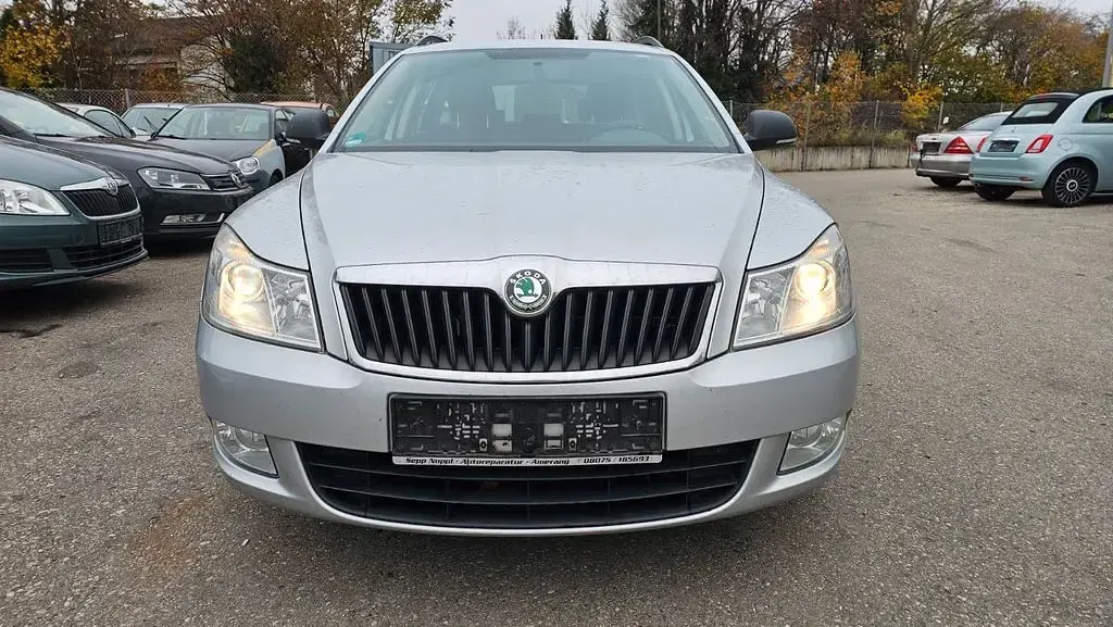 Gebraucht Skoda Octavia Classic 102 PS (75 kW) 2012 Silber Kombi
