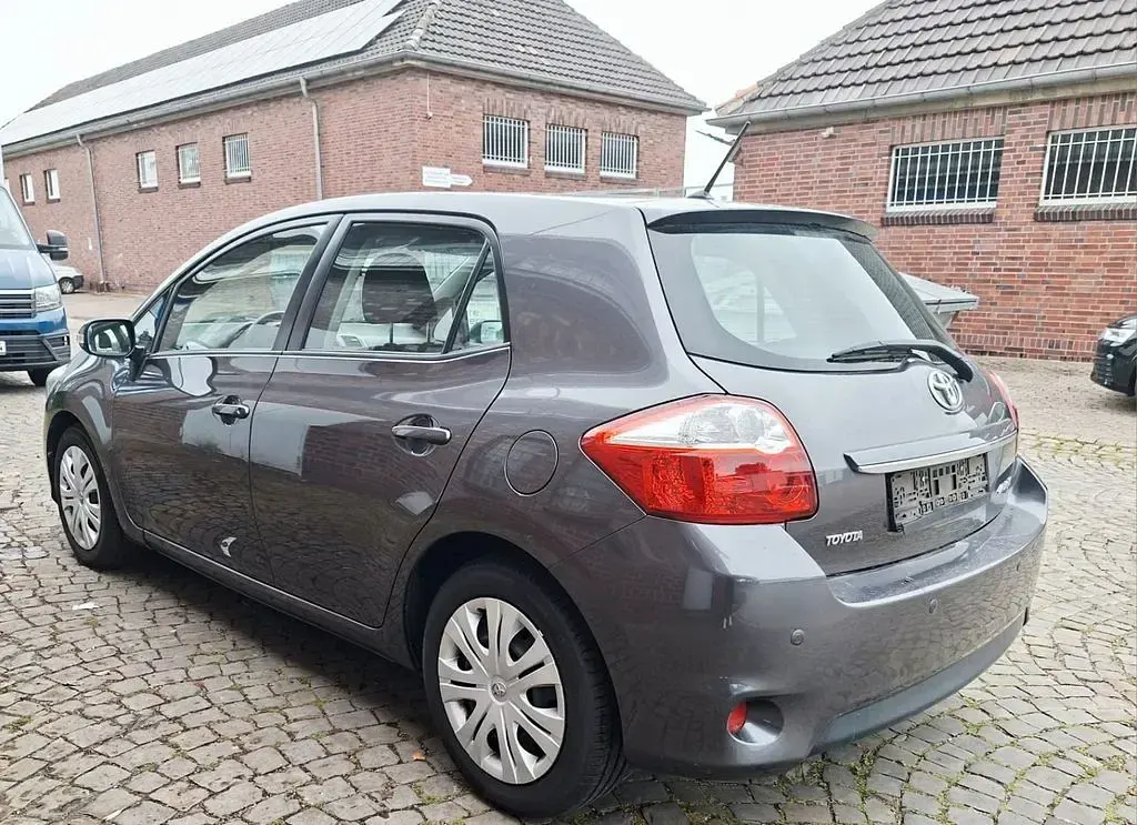 Gebraucht Toyota Auris Edition 99 PS (72 kW) 2011 Grau Kleinwagen