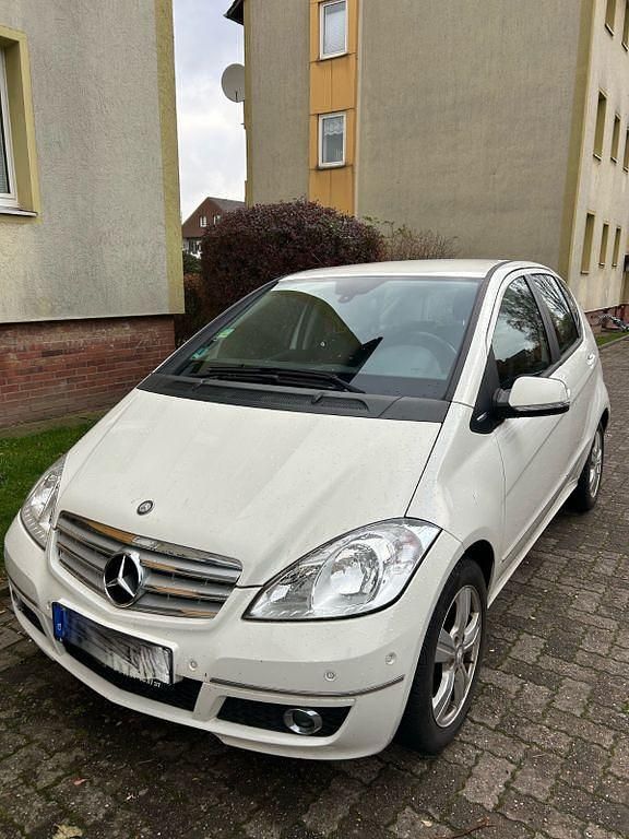 Weiß Gebraucht 2011 Mercedes A180 Elegance Van / Kleinbus | 7.000 € (Fairer Preis) - Bild 1/4