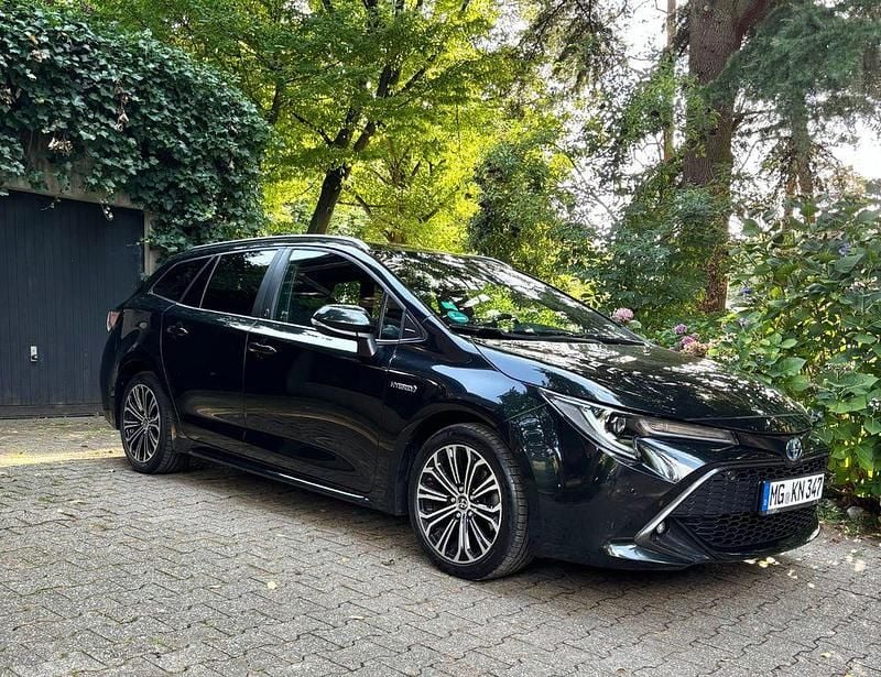 Schwarz Gebraucht 2021 Toyota Corolla Team Kombi | 19.990 € (Guter Preis) - Bild 1/4