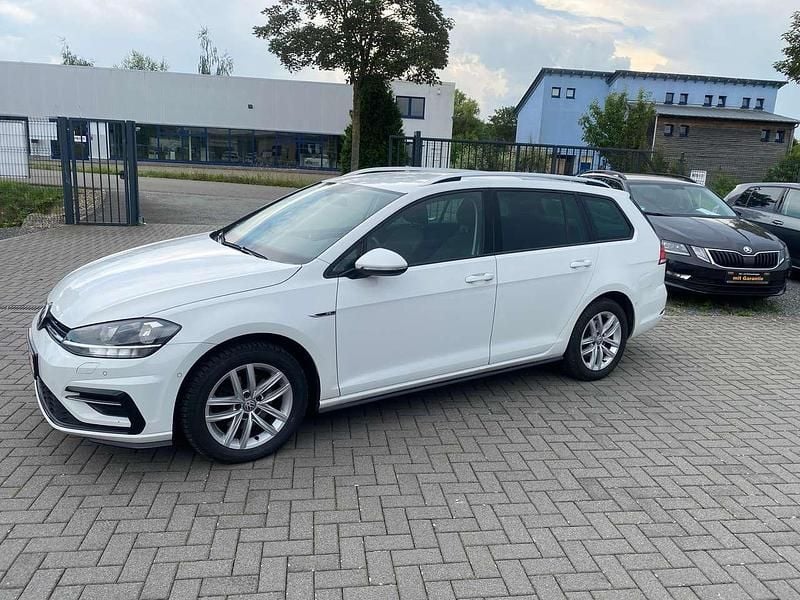 Pure white Gebraucht 2020 VW Golf VIII Comfortline Kombi | 11.000 € - Bild 1/4